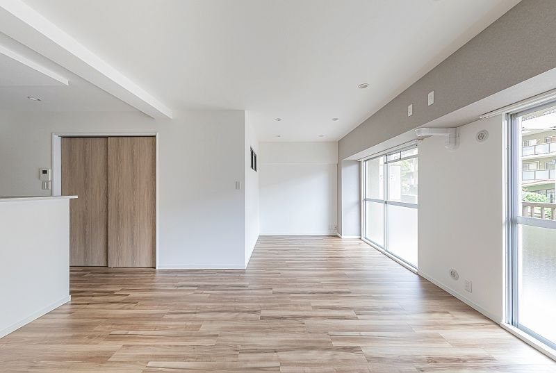 【CASA】ユニライフ山崎4号棟  18帖のダイニングキッチンはバルコニーに面しており明るい空間♪