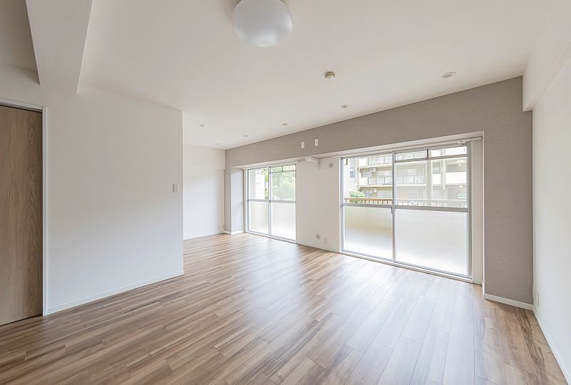 【CASA】ユニライフ山崎4号棟  南東向きにつき陽光降り注ぐリビング。専用庭付きの為、開放感がございます♪