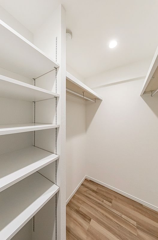 【CASA】ユニライフ山崎4号棟  約1.9帖の広々WIC！大切な衣類や季節もののお荷物もすっきり収納していただけます。
