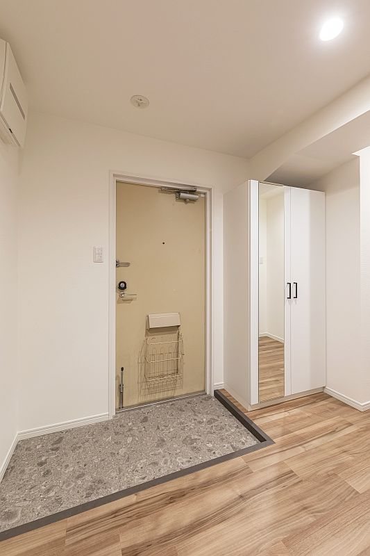 【CASA】ユニライフ山崎4号棟  家族皆さまの靴をすっきりと収納していただける、鏡付きのシューズボックス！