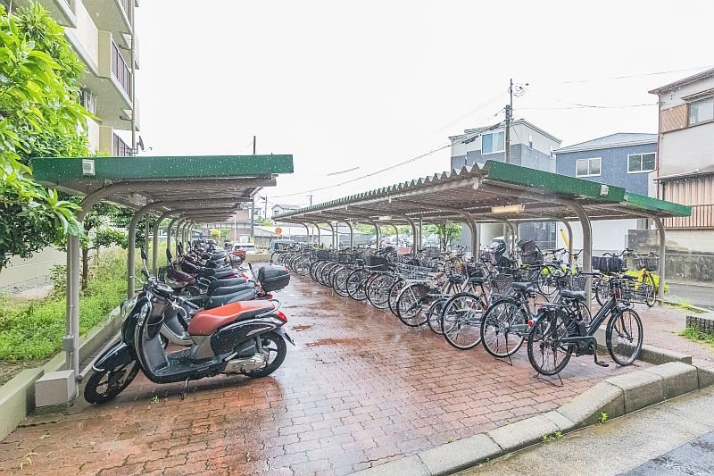 【CASA】ユニライフ山崎4号棟  屋根付きの駐輪場は雨風から大切な自転車を守ります♪