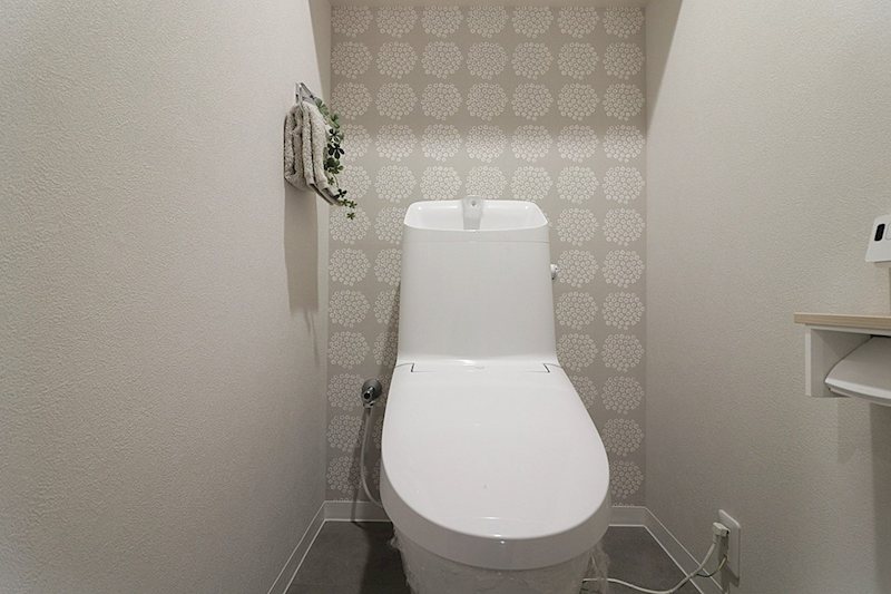 第二西緑ヶ丘スカイハイツ ウォシュレット設備で快適な温水洗浄便座付きの広く明るいトイレです。