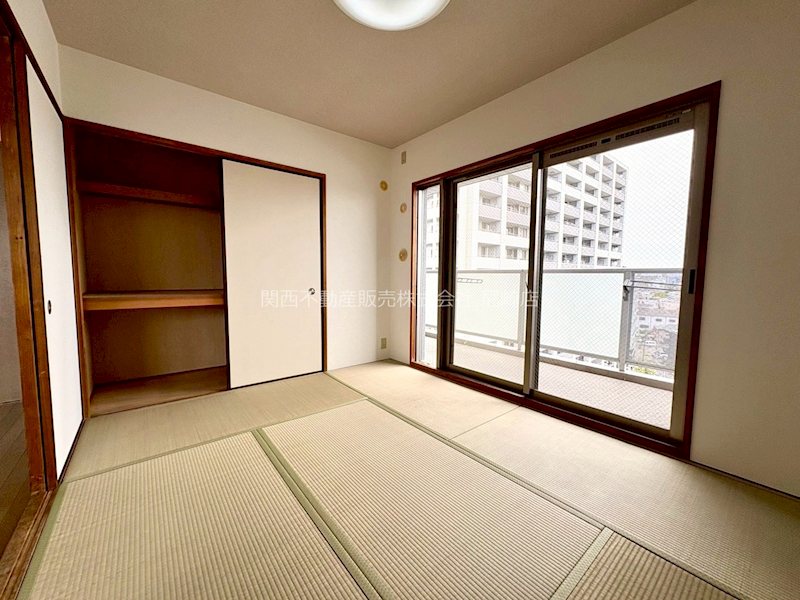 パルメーラ立花南 ビングに面した和室は、お子様のお昼寝や洗濯物置きにも便利。急な来客があった時に利用できる和室です。