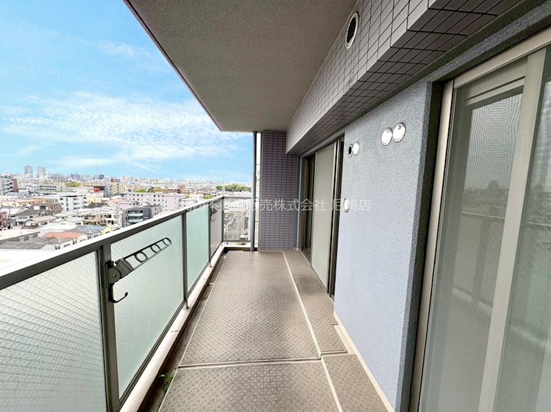 パルメーラ立花南 バルコニーは洗濯物を干すのに十分なスペースがあり、外の空気を感じながらリラックスできる場所です。