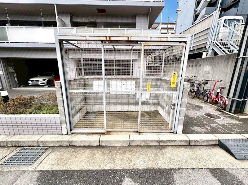 パルメーラ立花南 敷地内にゴミ置き場があり、毎日のゴミ出しもスムーズで便利です♪