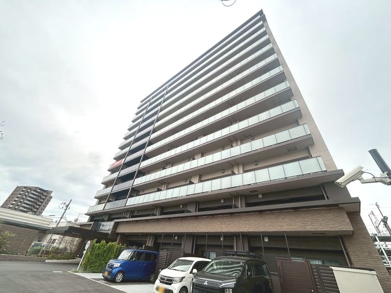 ■現地■2トーンカラーで圧迫感を軽減し、街並みに融けこみつつ個性を放つ佇まい。