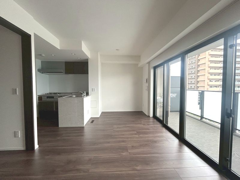 【CASA】ブランニード阪急水無瀬 ■リビング■大きな窓から明るい陽射しが差し込むリビングは、毎日を清々しく過ごせる特等席。開放的な空間で、家族の会話も弾みます。