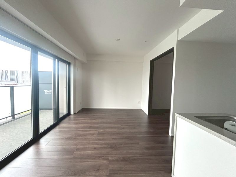 【CASA】ブランニード阪急水無瀬 ■リビング■真っ白な壁と木目調フロアの美しい空間。広々LDKは家具の配置も自由自在。ご家族の成長に合わせて変化する、理想の暮らしをデザインできます。