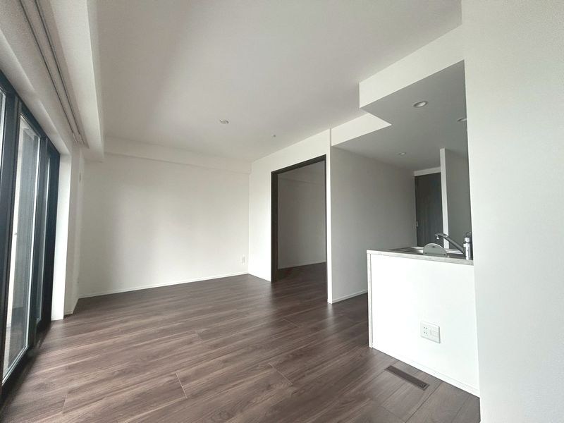 【CASA】ブランニード阪急水無瀬 ■リビング■開放的なLDKは、キッチンからリビング全体を見渡せ、家族との会話も弾みます。機能性とデザインを両立した快適空間で、毎日がもっと楽しくなる予感。