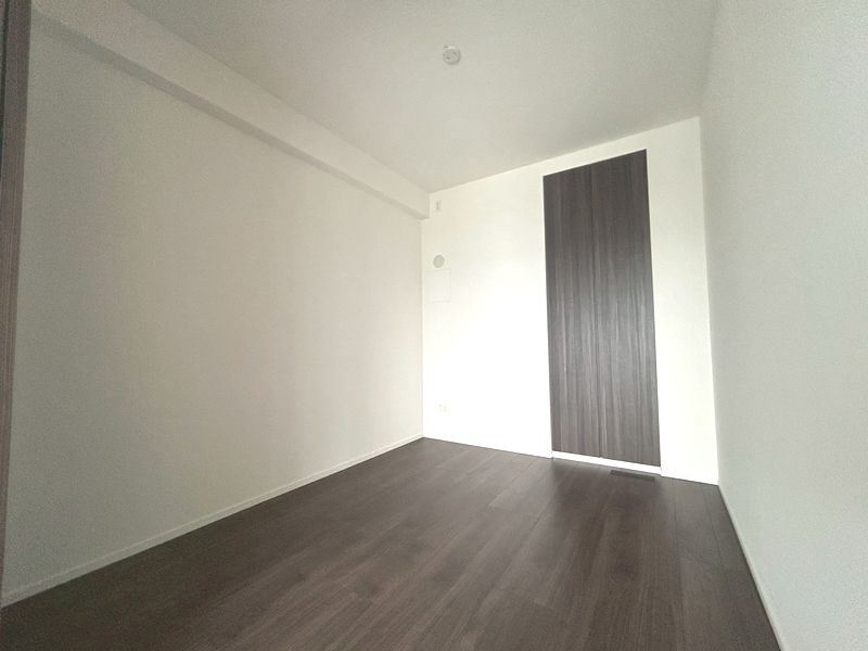 【CASA】ブランニード阪急水無瀬 ■洋室■自由度の高い家具の配置が叶うシンプルな空間です。お子様の成長と必要になる子供部屋を与えるにはぴったりの間取りですね。