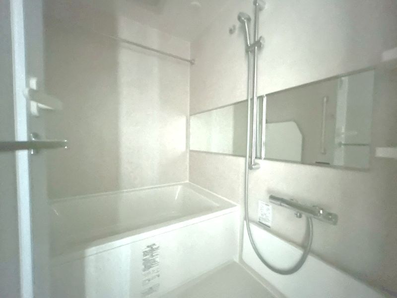 【CASA】ブランニード阪急水無瀬 ■浴室■シンプルながら機能的なバスルームは、毎日の生活に寄り添う快適空間。広めの浴槽で足を伸ばし、心ゆくまでリラックス。日々の疲れを癒し、明日への活力をチャージしてください。