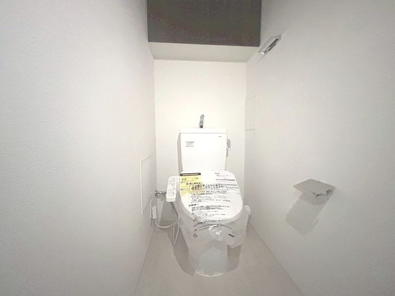 【CASA】ブランニード阪急水無瀬 ■トイレ■白を基調とした清潔感あふれる空間で、心安らぐひとときを。快適な温水洗浄便座が、毎日の暮らしを上質に彩ります。新しい設備で心地よさを追求。