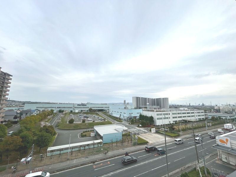 【CASA】ブランニード阪急水無瀬 ■眺望写真■開放感ある眺望と便利な交通アクセスが魅力。緑も感じられる環境で、都市の利便性と住みやすさを両立。