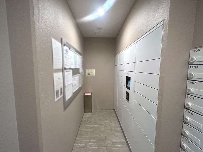 【CASA】ブランニード阪急水無瀬 ■その他共用部■あると便利な宅配ボックス。不在時に便利ですね。