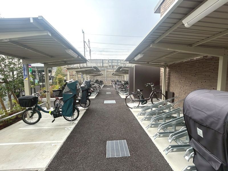 【CASA】ブランニード阪急水無瀬 ■駐輪場■駅へのアクセスも便利！屋根付き駐輪場完備で、雨の日も風の日も大切な自転車をしっかり守ります。