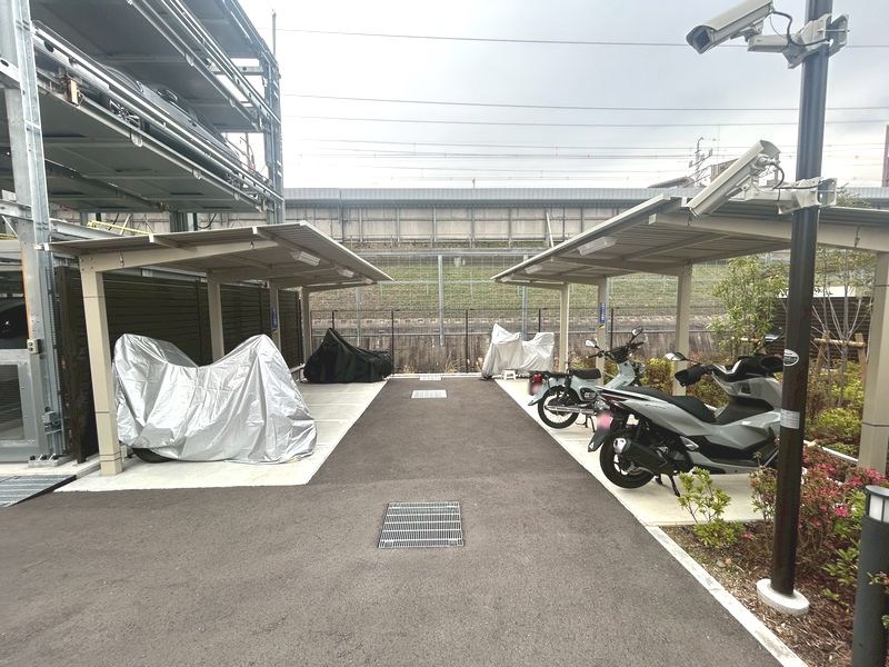 【CASA】ブランニード阪急水無瀬 ■バイク置き場■バイク・自転車は屋根付き駐輪場と多様なニーズに対応。大切な愛車を雨風や盗難から守ります。複数の防犯カメラ設置でセキュリティも万全。
