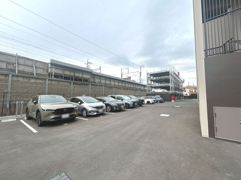 【CASA】ブランニード阪急水無瀬 ■駐車場■平面駐車場と先進の機械式駐車場が、大切な愛車とカーライフをサポート。毎日の通勤から週末のお出かけまで、ストレスフリーな移動を叶えます。