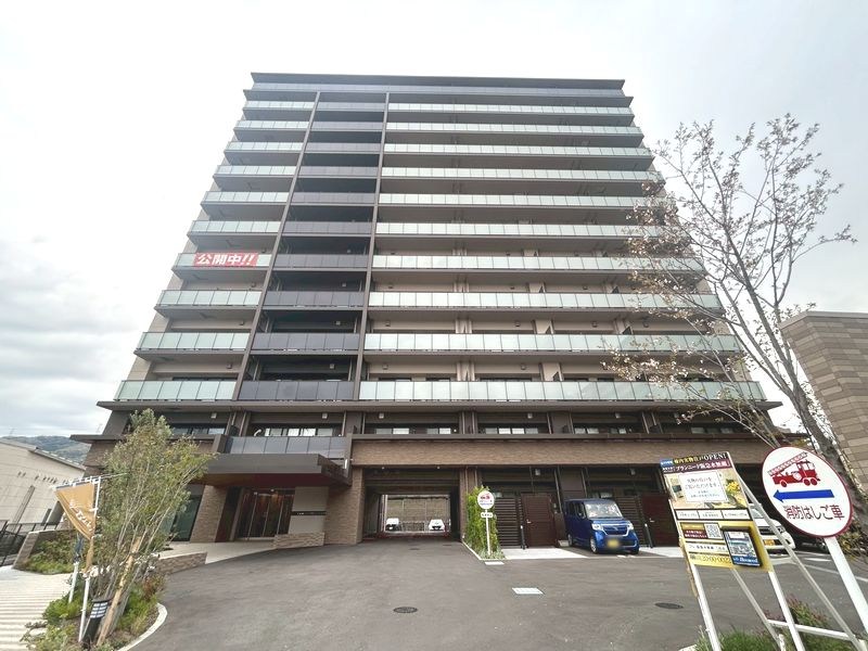 【CASA】ブランニード阪急水無瀬 ■現地■洗練された外観が目を惹くタワーレジデンス。陽射し降り注ぐバルコニーで、豊かな眺望と共に新しい生活を。