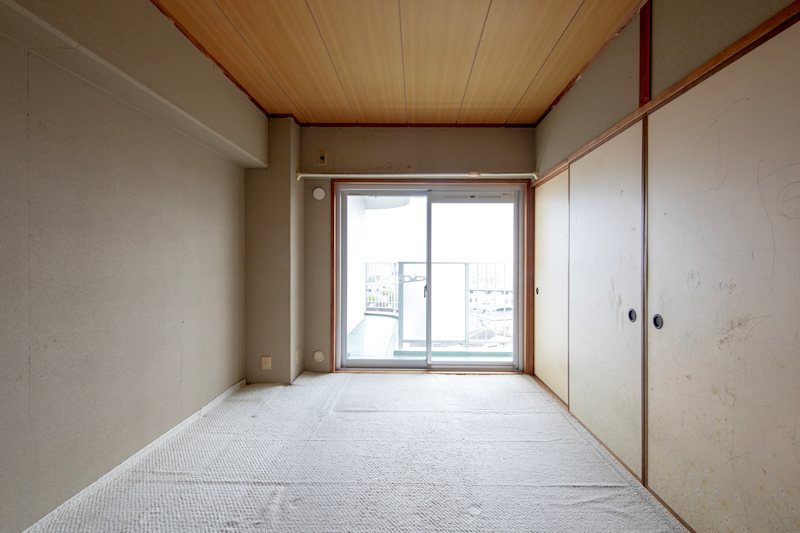 プラザ高羽 バルコニーに面した和室。洗濯物を取り込み作業する部屋にも◎くつろぎの和室でゆったりお過ごしいただけます。客間やキッズスペースとしても活躍します！