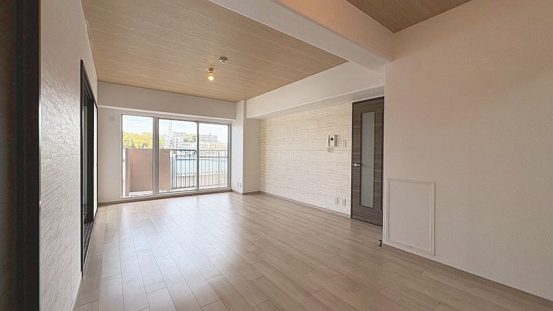 【CASA】カルチェ茨木 12.5帖のリビングは南向きですので採光良好。光が差し込むあたたかい空間♪