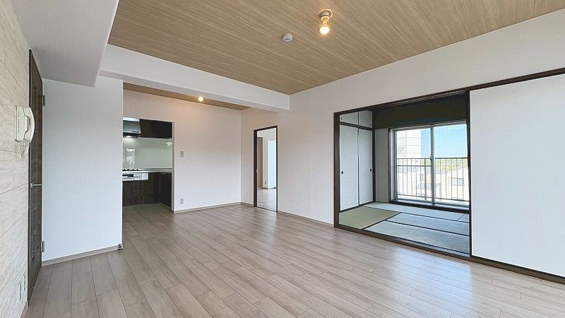 【CASA】カルチェ茨木 長方形型のリビングは家具の配置がしやすい造り。