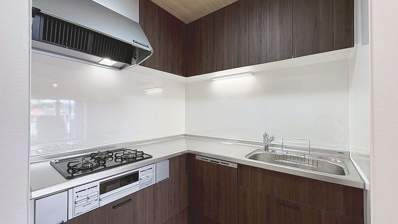 【CASA】カルチェ茨木 L型キッチンは作業効率良好♪食器洗い乾燥機もございます！