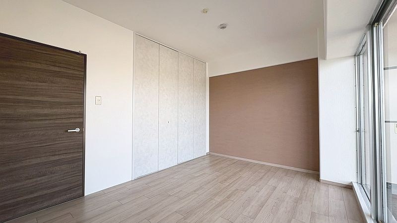 【CASA】カルチェ茨木 リビングに隣接した6.5帖の洋室。収納もございます♪