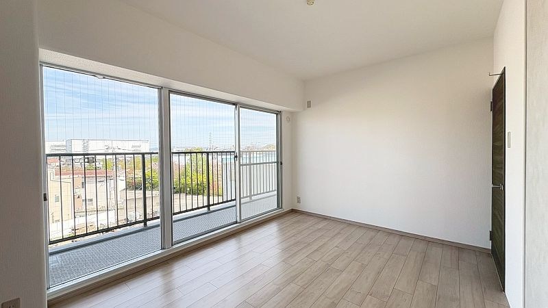 【CASA】カルチェ茨木 バルコニーに面しており、明るい居室。