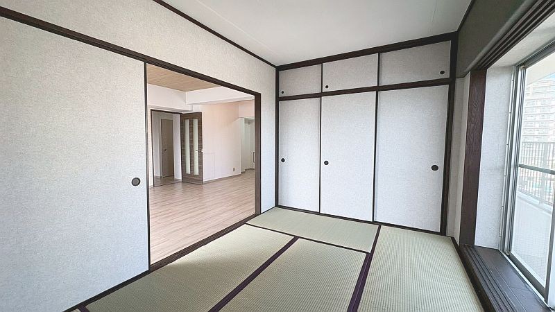 【CASA】カルチェ茨木 リビングに隣接した和室。押し入れもございます。