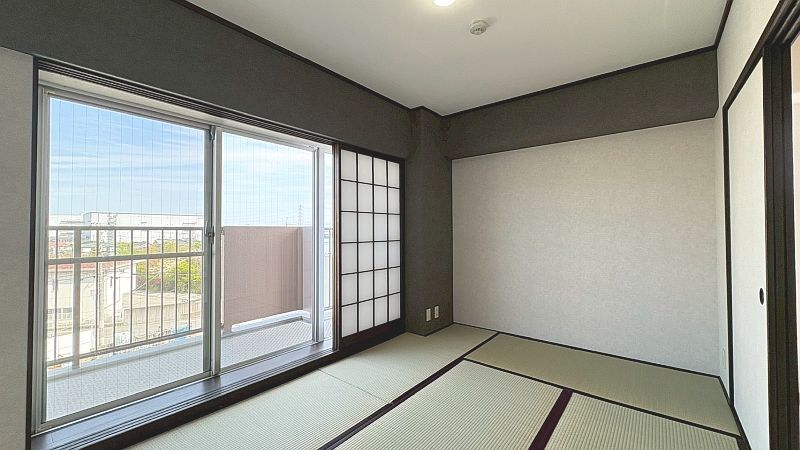 【CASA】カルチェ茨木 リビング、ベランダに面しており、小さなお子様と遊んだりお昼寝したりできますね♪