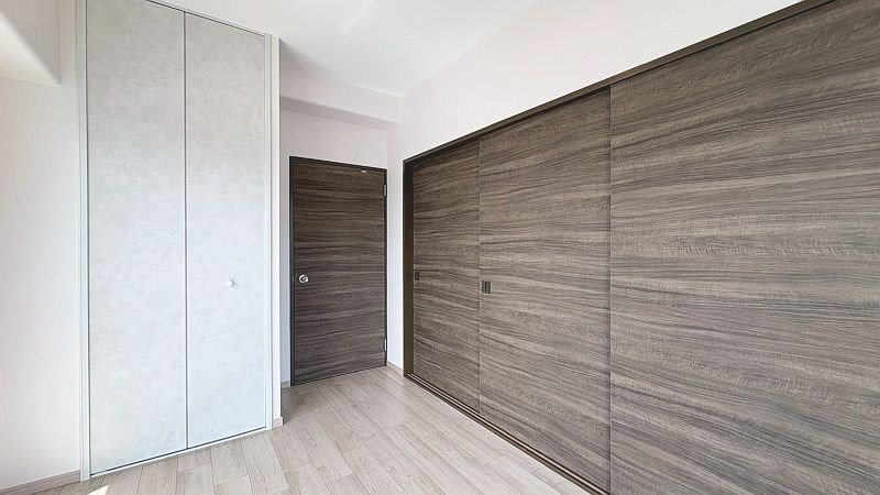 【CASA】カルチェ茨木 こちらの4.5帖の洋室は真ん中の扉を開けて隣の5帖と合わせ、9.5帖のお部屋としてもご利用可能です！