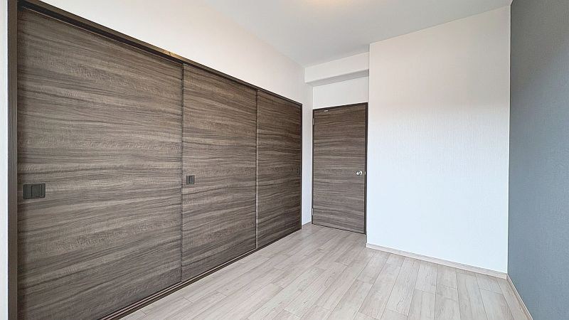 【CASA】カルチェ茨木 5帖の洋室です。扉を開け、9.5帖の洋室にも変更可能です！