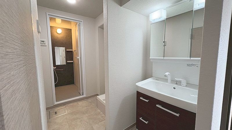 【CASA】カルチェ茨木 洗面台は三面鏡内や足元の収納がございます！
