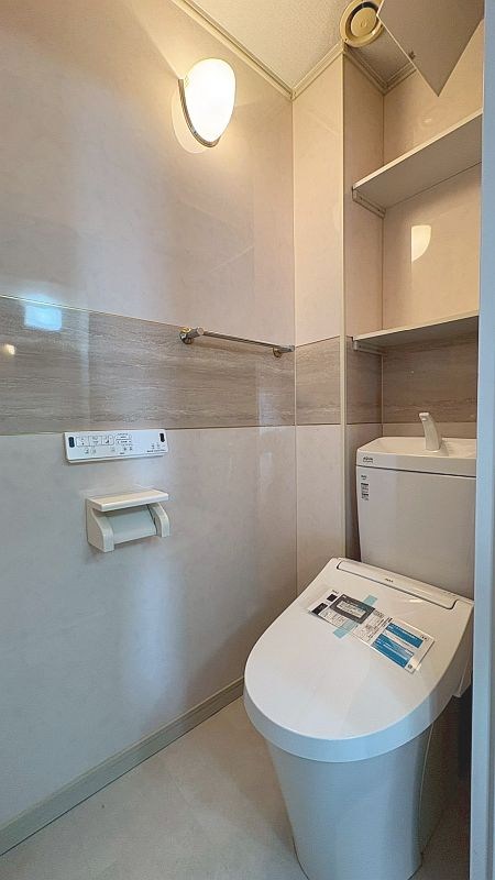 【CASA】カルチェ茨木 背面に棚もあり、掃除道具やストックの収納が可能です。