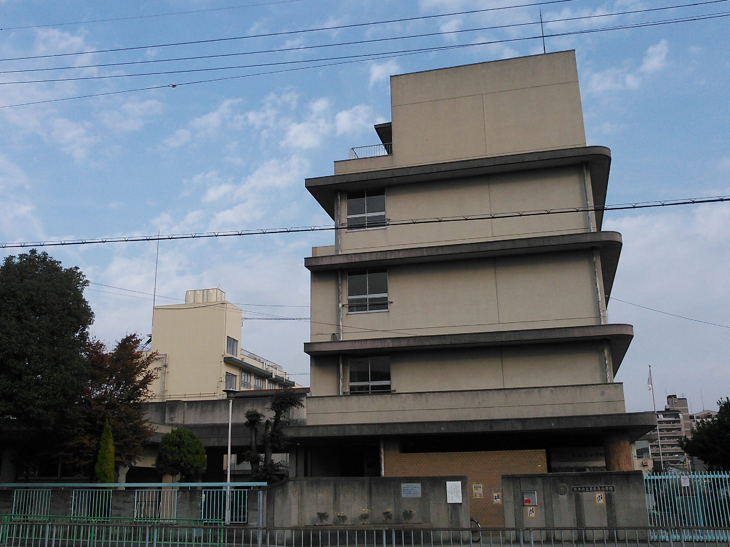 大阪府茨木市東奈良３丁目13 茨木市立東奈良小学校