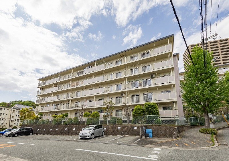 【現地写真】阪急箕面線「箕面」駅から徒歩18分、北大阪急行線「箕面萱野」駅から徒歩21分と、2沿線でのご利用も可能です。