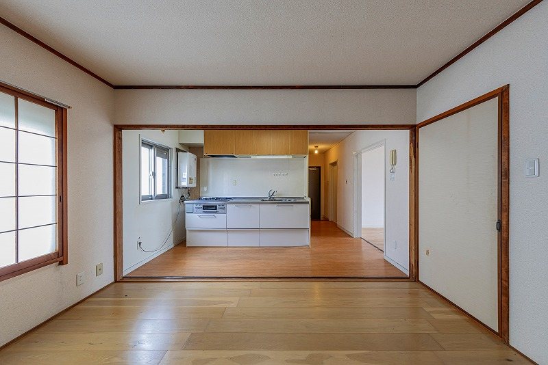 【CASA】 ライオンズマンションみのおE棟 【リビング】箕面市コミュニティバス「如意谷3丁目」停から徒歩1分です。現地ご内覧ご希望のお客様は、お電話いただければスムーズにご案内させていただけます♪