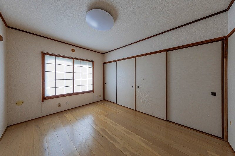 【CASA】 ライオンズマンションみのおE棟 【リビング】南向きにつき陽当たりが良好です。1日を通してあたたかな光が差し込む空間を実現いたします。