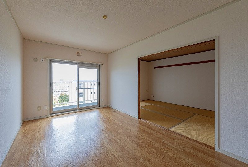 【CASA】 ライオンズマンションみのおE棟 【リビング】隣接する居室との間の扉を開けると、空間を開放的にお使いいただけ、のびのびとくつろぐことが可能です。