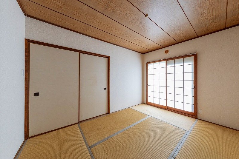 【CASA】 ライオンズマンションみのおE棟 【リビング以外の居室】リビング以外の居室は3部屋ございます。和室の仕様ですので、ご年配の方でも安心してお住まいいただけます。