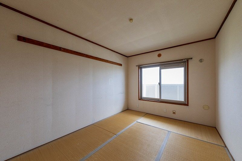 【CASA】 ライオンズマンションみのおE棟 【リビング以外の居室】各居室に収納スペースがございます。整理整頓がしやすく、室内も広く見せることが可能です。