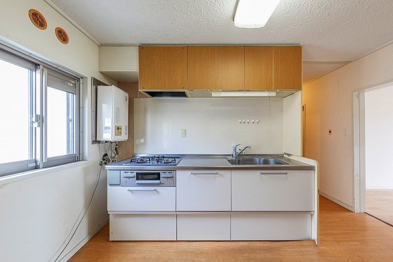 【CASA】 ライオンズマンションみのおE棟 【キッチン】作業スペースが広く確保されているキッチンです。上下にキッチン用品や食品のストックが出来る場所がございますので、お料理がはかどりそうですね。