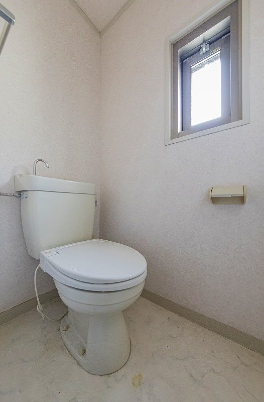 【CASA】 ライオンズマンションみのおE棟 【トイレ】お手洗いです。小窓がございますので、開放感を味わえるとともに、換気がしやすい点が特徴です。