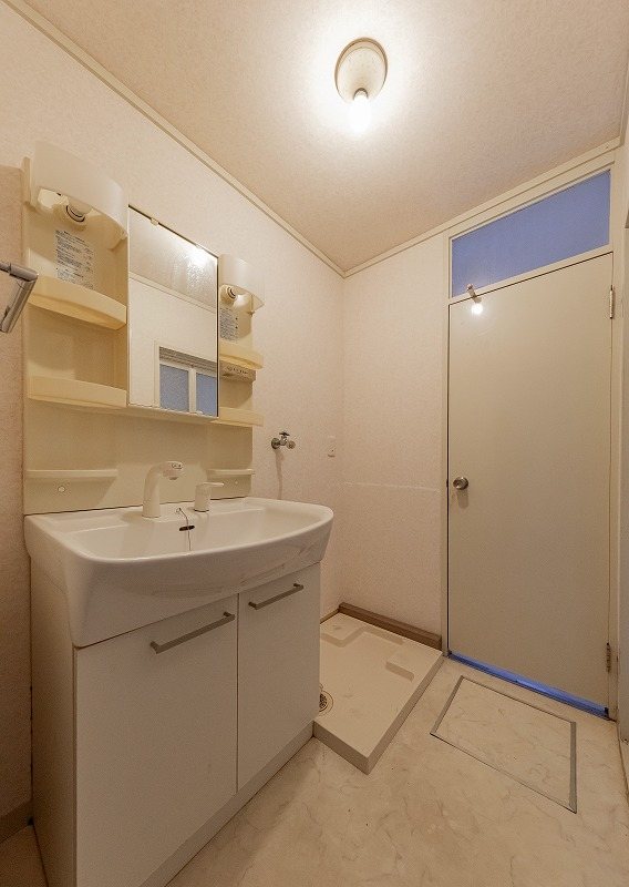 【CASA】 ライオンズマンションみのおE棟 【洗面所】独立洗面台です。歯ブラシなどの小物が置けるスペースやコンセントがありますので、朝の身支度などをしやすいです♪