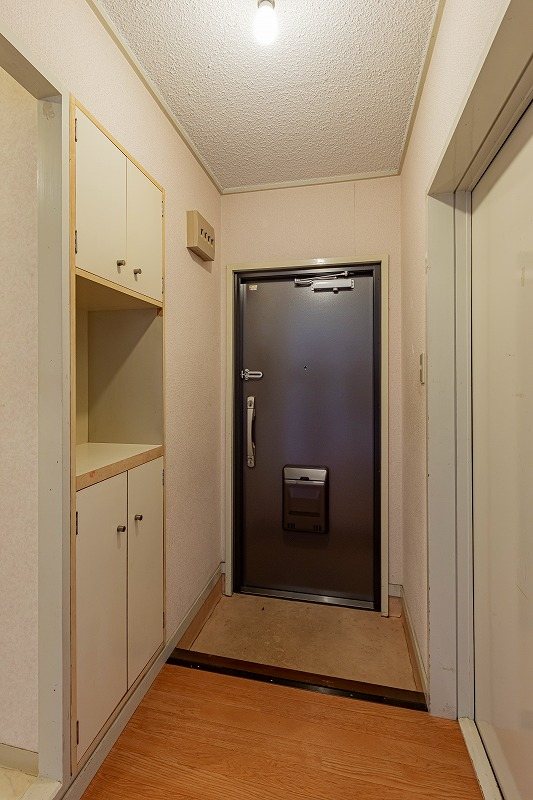 【CASA】 ライオンズマンションみのおE棟 【玄関】玄関にはシューズボックスがございます。真ん中のカウンターにはカギを置いたり小物を飾ったりと、玄関を華やかに飾っていただけます。