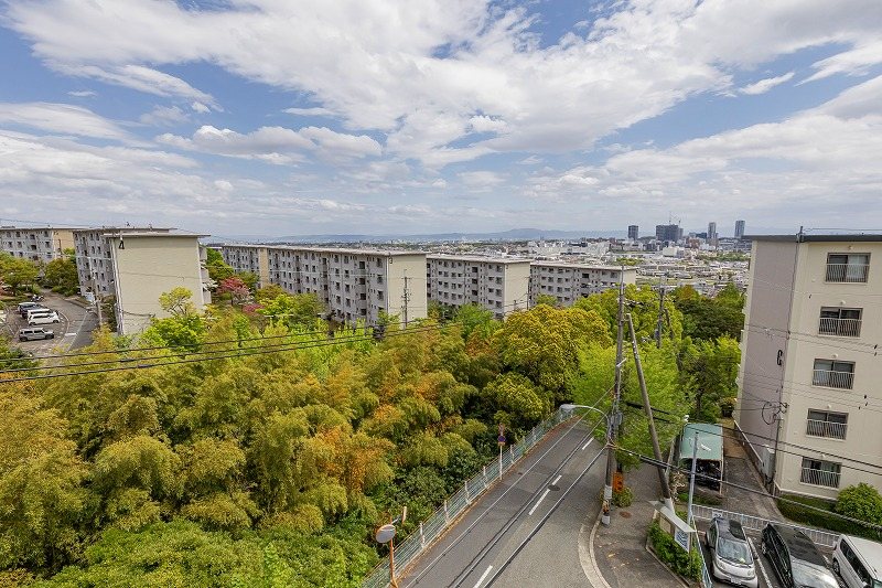 【CASA】 ライオンズマンションみのおE棟 【眺望写真】5階建てのマンションになっており、最上階の物件です。前面が開けていて、開放的な景色を見渡せます。