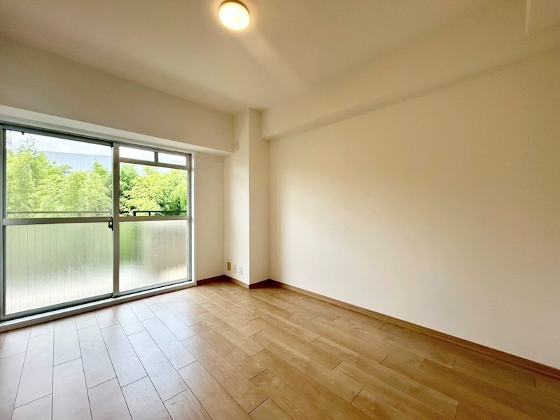 【CASA】朝日プラザ千里北A棟 バルコニーに面した6帖の居室。明るい自然光が差し込むお部屋です♪