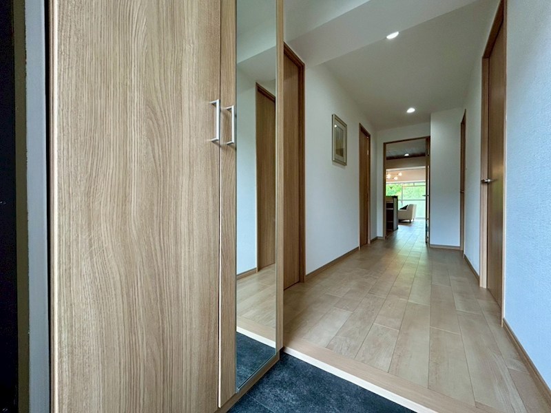 【CASA】朝日プラザ千里北A棟 収納豊富なシューズボックスを完備。散らかりがちなご家族の靴もスッキリ収納。