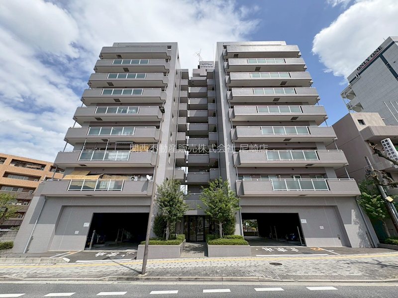 エーベル伊丹参番館 9階建の最上階につき、眺望・通風ともに良好なマンション。広々としたルーフバルコニー付きで、日々の暮らしを豊かに彩ります。