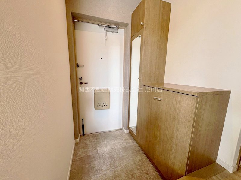 エーベル伊丹参番館 玄関には姿鏡を設置しており、お出かけ前の身だしなみチェックにも便利です。外出前に全身を確認できる嬉しいポイントです。